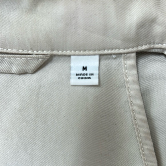 White Trench Coat with Classic Lapel Design - Picture 3 of 3